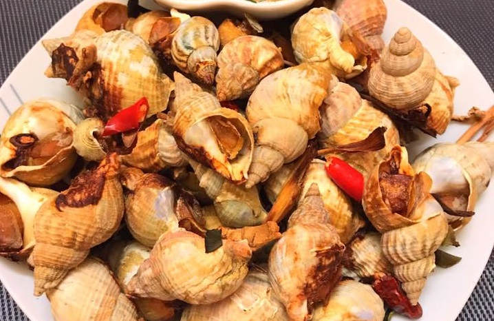 Ngày lạnh mà có đĩa ốc nướng chấm sốt cay xè, tê tê thì còn gì bằng