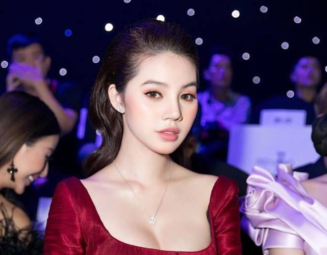 Vì sao nàng Hoa hậu 21 tuổi khiến nhiều SAO phải "dè chừng" khi dự sự kiện?