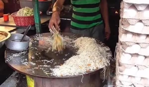 Quán mì xào siêu tốc, mở bán lúc 4h sáng và hết veo lúc 7h