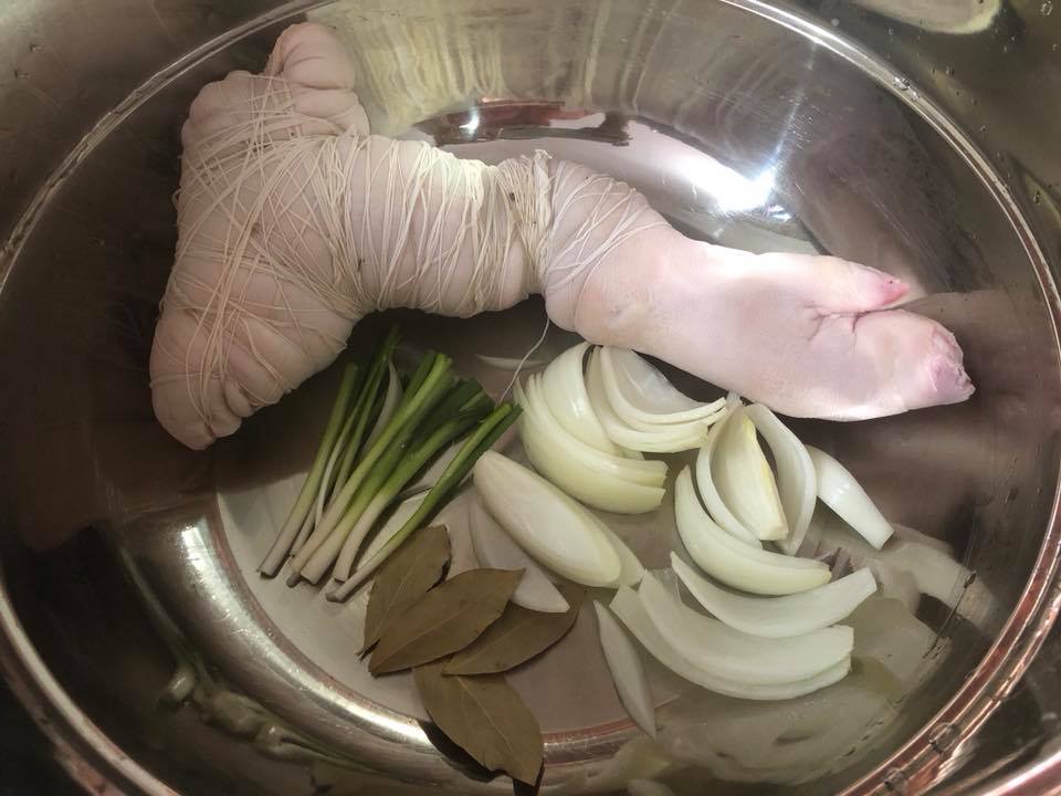 Cách làm chân giò heo cuộn chiên giòn bì, mềm thịt, không ngán dầu mỡ