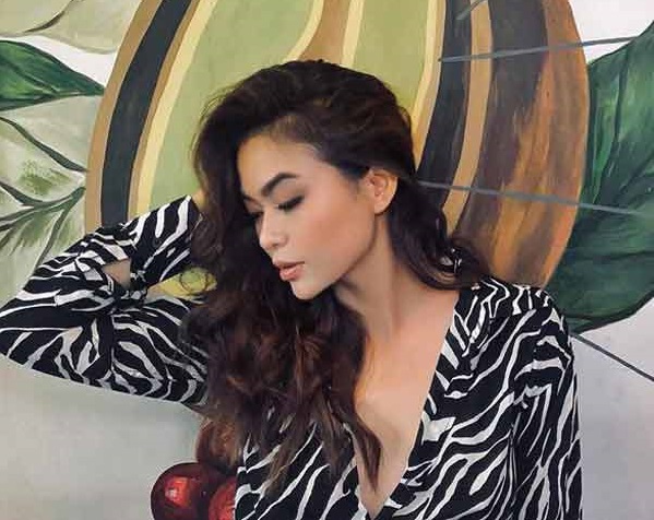 Sau Kỳ Duyên, lại có thêm một nàng á hậu chăm diện mốt buông 3 cúc áo sơ mi