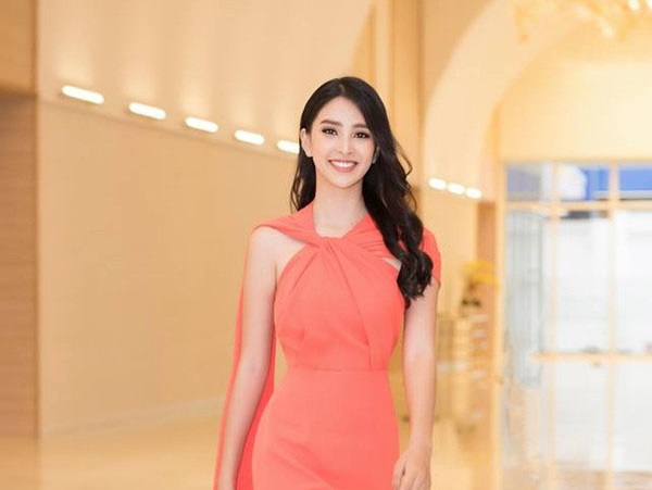 Tiểu Vy chỉ lộ vai tế nhị cũng đủ đẹp nhất tuần