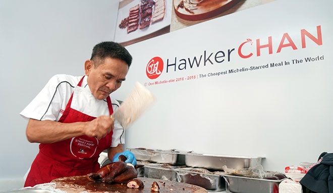 Người Hà Nội xếp hàng dài chờ ăn đĩa cơm gà Hawker Chan đạt “sao Michelin”