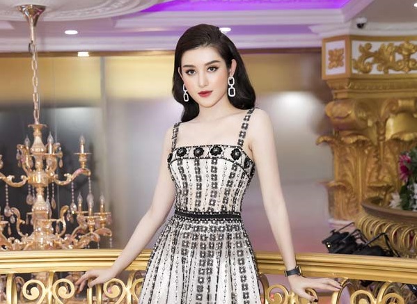 Áo liền quần tôn eo siêu nhỏ của Hương Giang đẹp nhất tuần