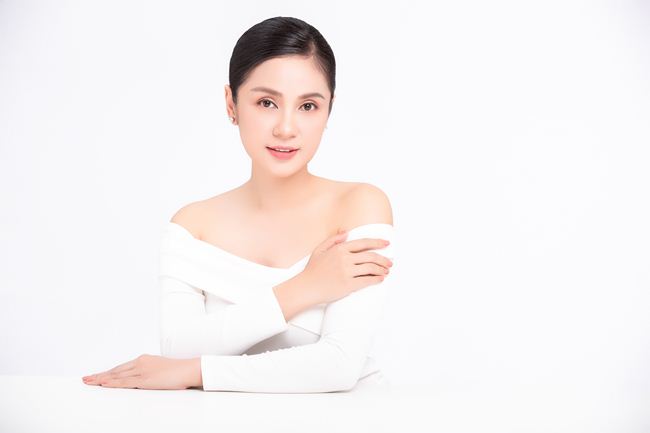 "Huyền thoại nhan sắc" Việt Trinh trẻ đẹp, gợi cảm khó tin ở tuổi 47