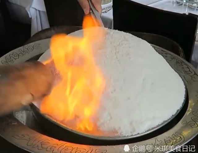 Món ăn kỳ lạ ở Thổ Nhĩ kỳ, phải dùng búa đập và đốt lửa bên trên