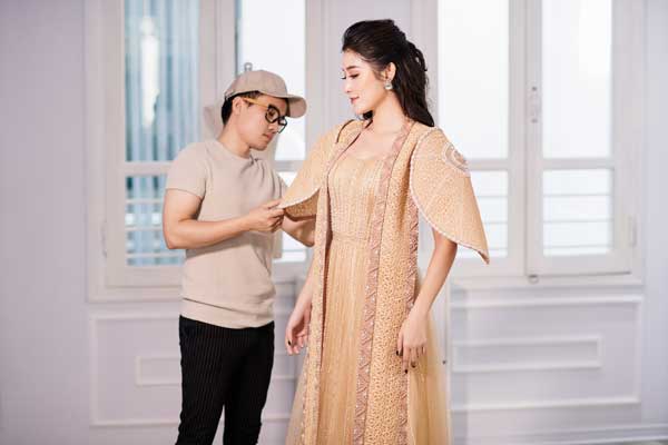 Huyền My sửa soạn phục sức lộng lẫy, chuẩn bị làm first face