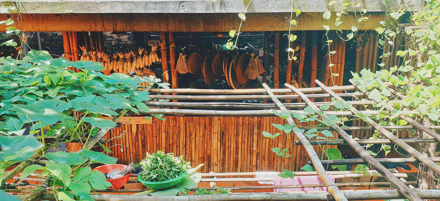 Đến nhà Bà Đất, ăn cơm cháy nồi gang