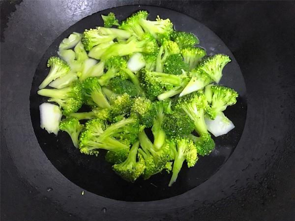 Muốn súp lơ xào thơm ngon, chị em đừng quên cho thêm nguyên liệu này