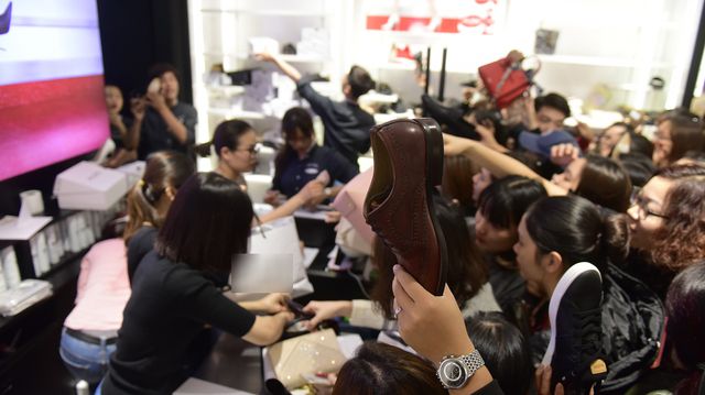 'Méo mặt' vì bỏ phí 9 triệu để mua giày hiệu và 'thảm họa' ngày Black Friday