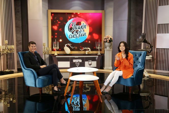 “Hoa khôi DJ Đà Nẵng“ phải chọn áo hở thân trên, sáng vì quán bar quá tối