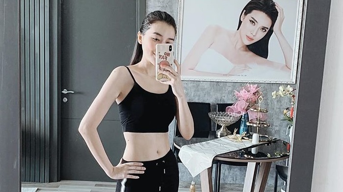 Dù ở nhà, “nữ hoàng cảnh 18+ phim Việt“ vẫn giữ dáng nhờ động tác “úp sàn“