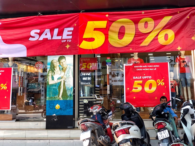 Shop thời trang ở Hà Nội “chơi lớn”, giảm giá sốc tới 80% toàn bộ sản phẩm