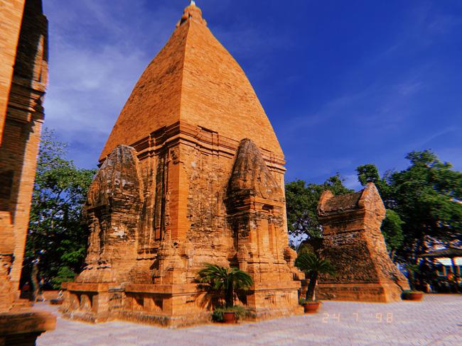 Vẻ đẹp cổ kính của tháp Bà Ponagar