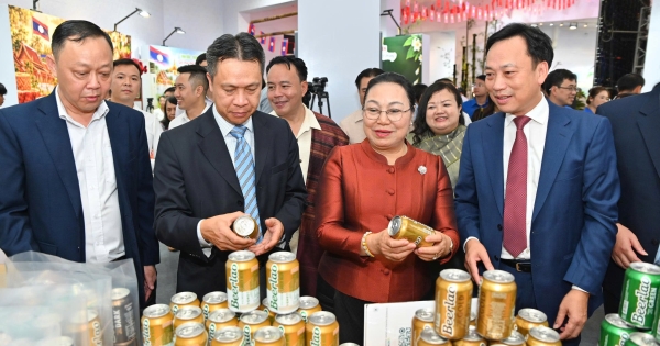 Khai mạc Tuần lễ sản phẩm Việt Nam - Lào 'Hoa đẹp Chăm Pa'