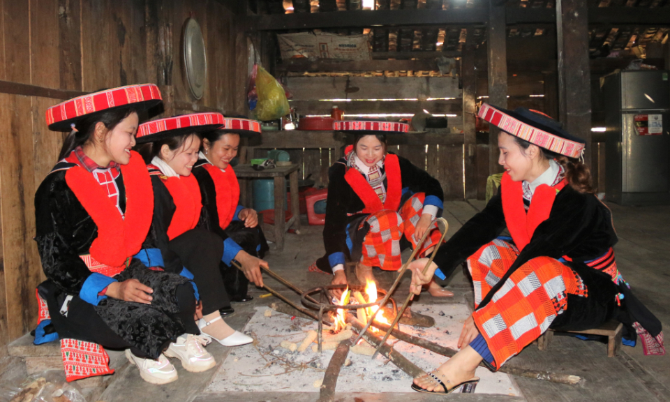 Xà tích - điểm nhấn tinh tế trên trang phục phụ nữ Dao Đỏ