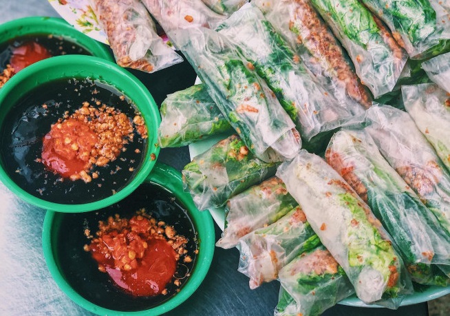 Menu ăn vặt “ba chấm là ngất ngây” của teen Sài Gòn: Bò bía 1,5K, súp “gói cả thế giới“