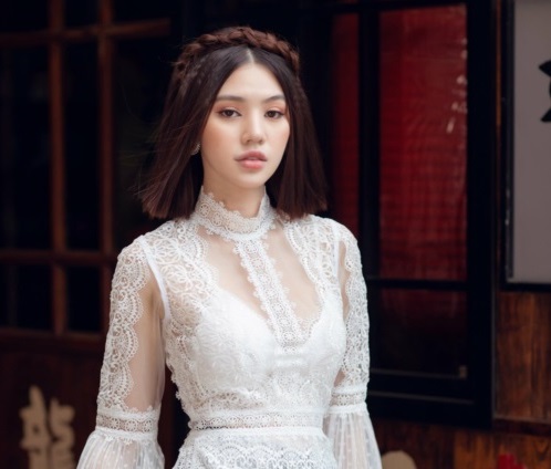 Jolie Nguyễn chỉ cách mặc áo dài khoe nội y đẹp Tết này