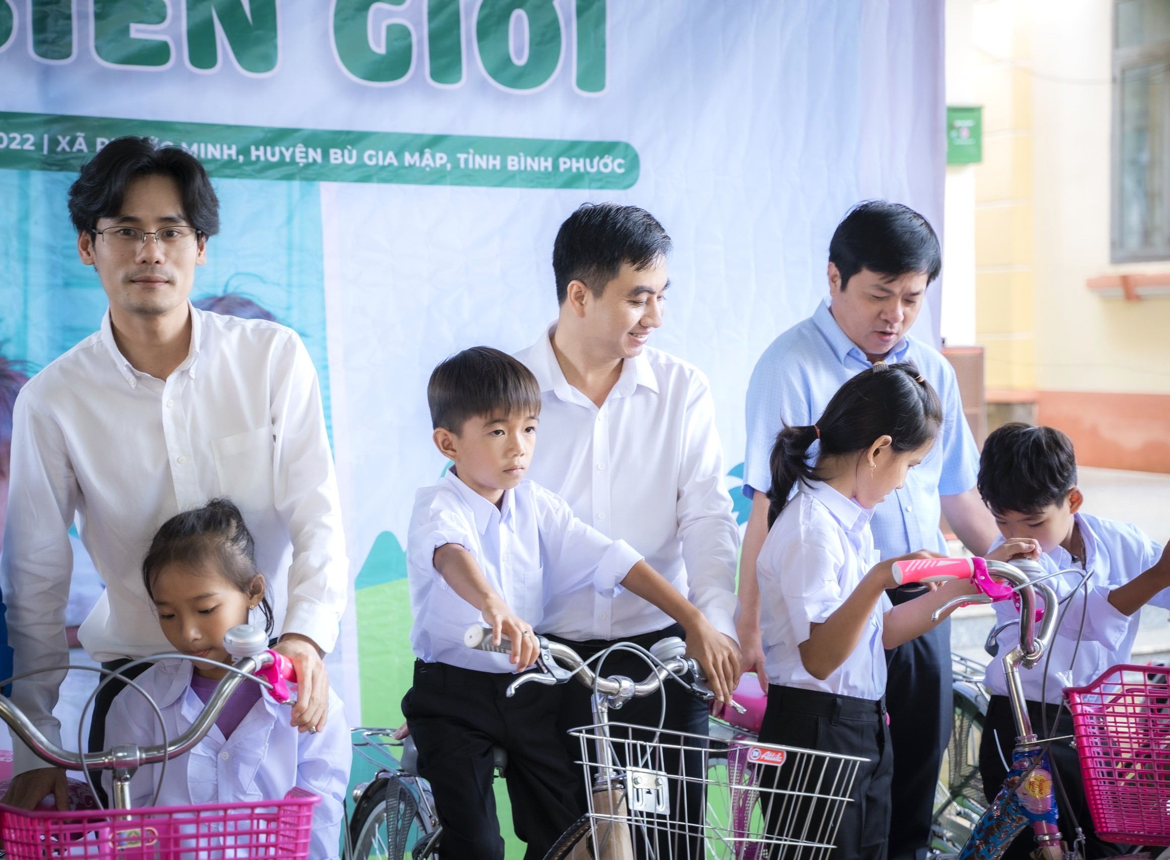 “Nụ cười biên giới” đến với  thiếu nhi kiều bào Campuchia