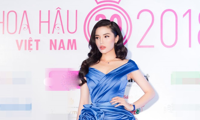 Kỳ Duyên khéo léo lấy tay che chắn vì váy xẻ quá cao