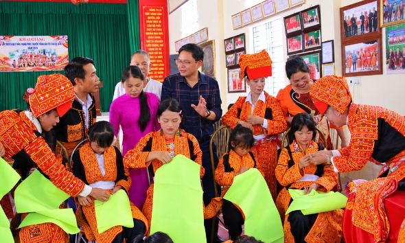 Xã Tuấn Đạo bảo tồn nghề thêu trang phục truyền thống dân tộc Dao Lô Gang