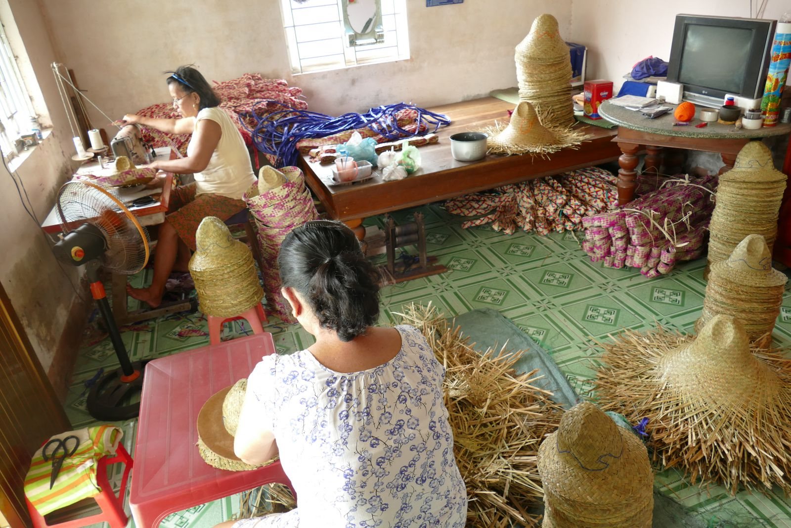 Làng nón bàng buông của những người khỏe mới làm, mệt thì nghỉ