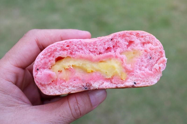 Người Sài Gòn xếp hàng dài đợi mua bánh mì thanh long nhân sầu riêng 6 Ri của "vua bánh mì” Kao Siêu Lực