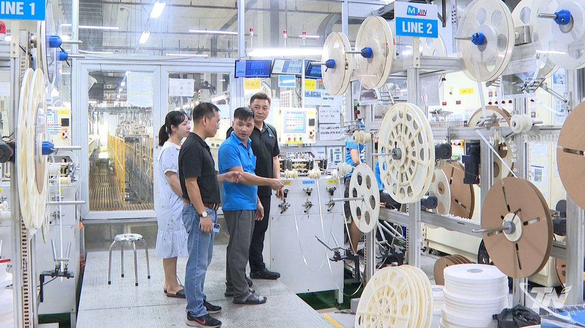 Công nghiệp tiếp tục là động lực tăng trưởng
