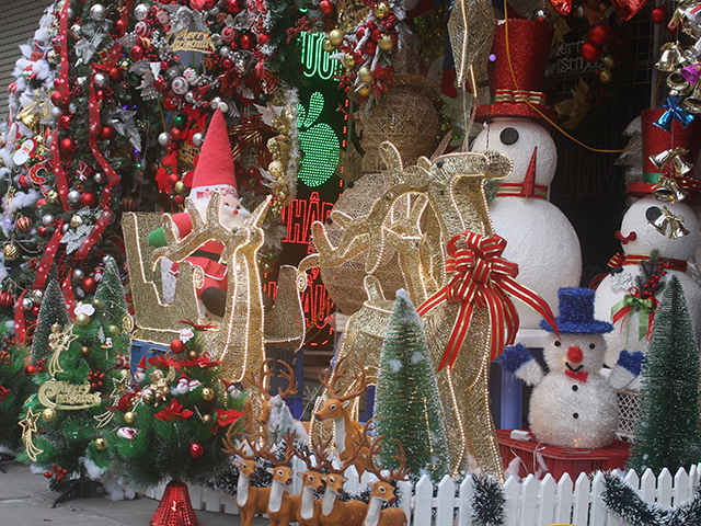 Người dân nhộn nhịp sắm Giáng sinh, chủ hàng 'hét giá' 40 triệu đồng/cây thông Noel giả