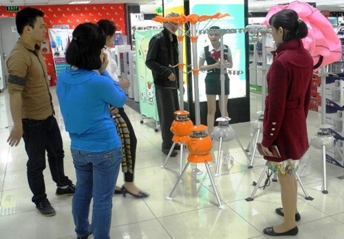 Máy sấy quần áo “sốt xình xịch” vì trời nồm ẩm kéo dài