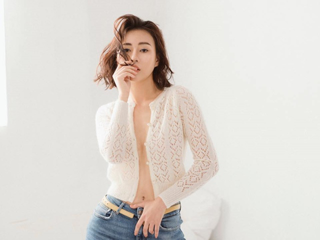Các hot girl lăng xê mốt áo len buông cúc khoe vòng 1 lấp ló nhưng không quá lố