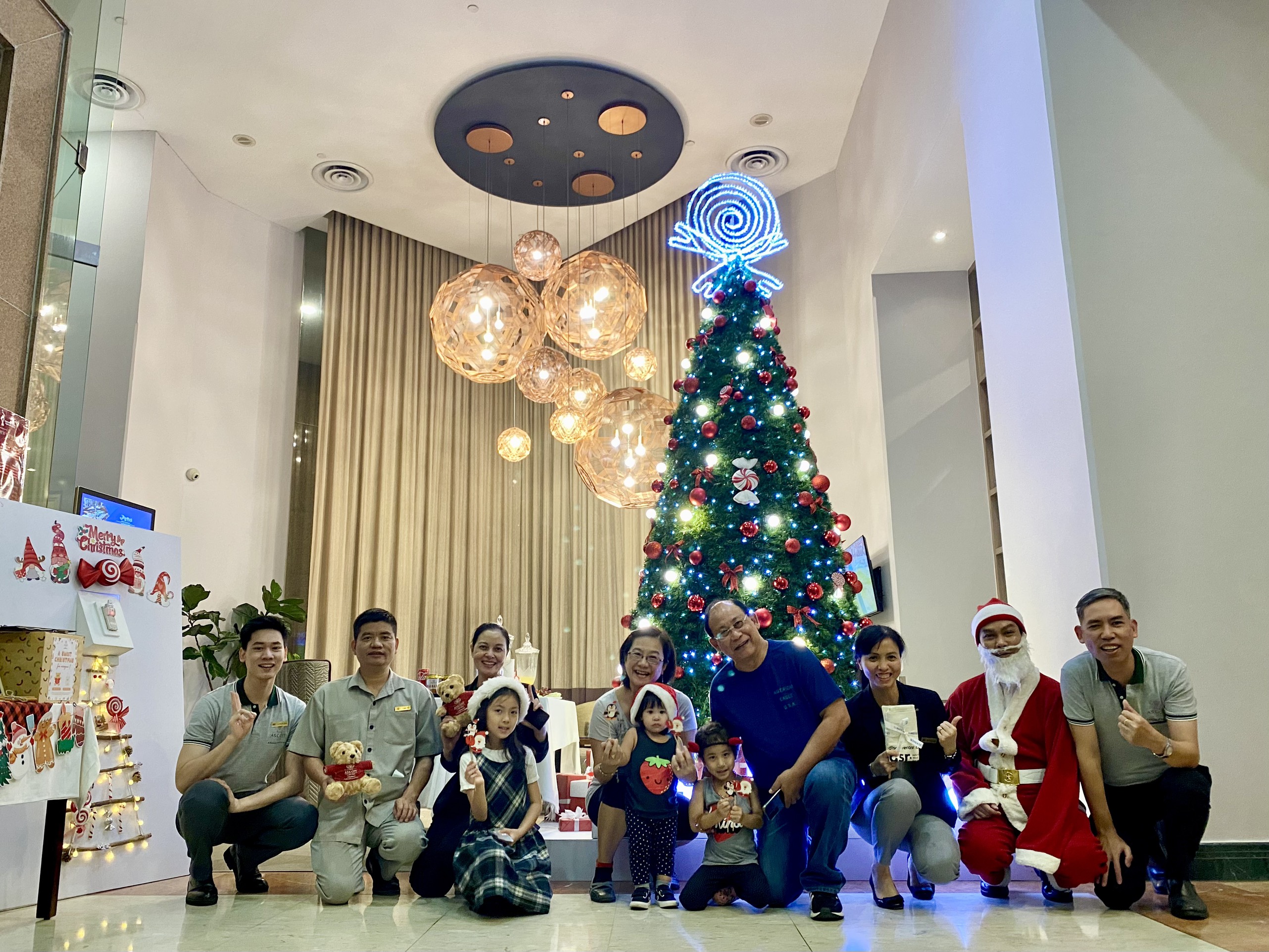 Ascott thắp sáng cây thông giáng sinh cùng loạt chương trình từ thiện 