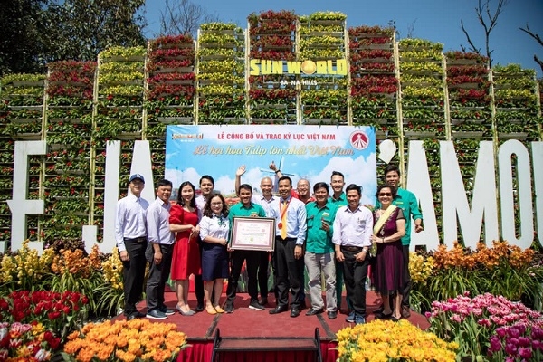 Trao chứng nhận “Lễ hội hoa tulip lớn nhất Việt Nam” cho Bà Nà Hills