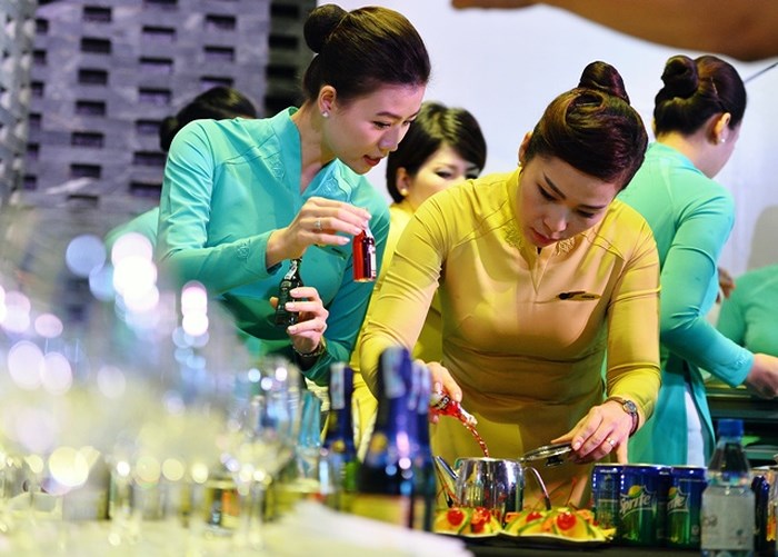 Vietnam Airlines hợp tác bán hàng miễn thuế trên máy bay