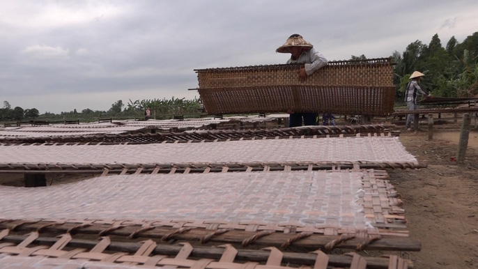 Bí quyết của làng nghề bánh tráng trăm năm phục vụ Tết