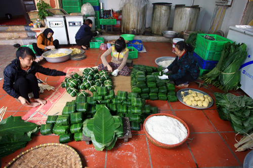 Làng gói bánh chưng Hà Nội tất bật vào vụ Tết
