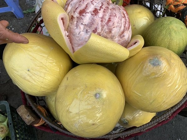 Bưởi Trung Quốc khổng lồ, vỏ vàng bóng tràn về chợ Việt