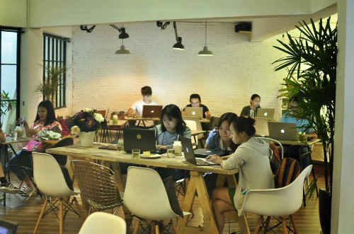 Quán cà phê với nhiều chậu cây xanh ở Sài Gòn