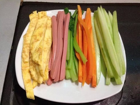 Cách làm cơm cuộn rong biển Hàn Quốc đơn giản với nước chấm ngon miệng nhất