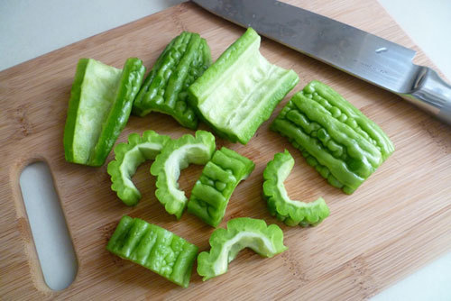 Canh gà nấu dứa và khổ quả lạ miệng