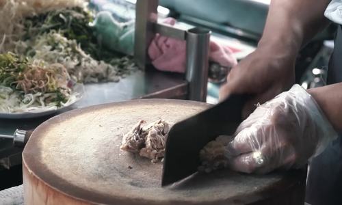 Quán trong hẻm Sài Gòn bán 62.000 đồng suất cháo gỏi vịt