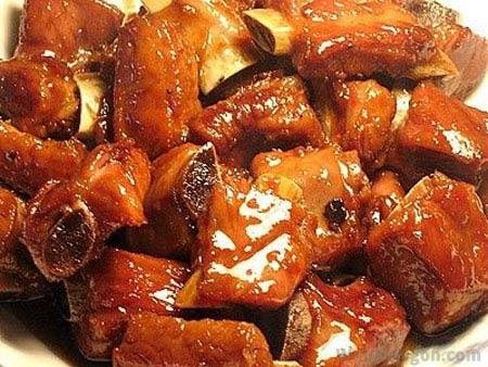 Chỉ thêm 1 nguyên liệu, món sườn rim quen thuộc trở nên lạ miệng, tuyệt ngon