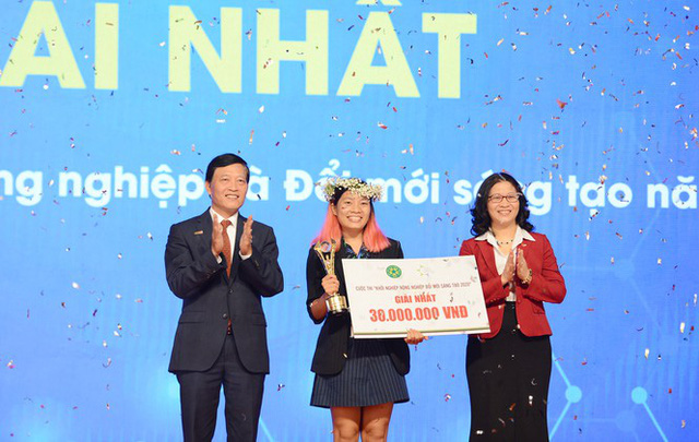 Nhóm bạn trẻ TP.HCM đạt giải Nhất cuộc thi khởi nghiệp nhờ ép lá chuối thành hộp, đĩa đựng thức ăn: Tự phân hủy, thay thế hoàn toàn hộp xốp, hộp nhựa