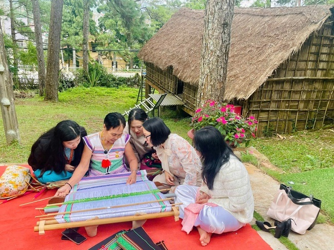 Độc đáo nghề dệt thổ cẩm và âm nhạc cồng chiêng của người M'nông