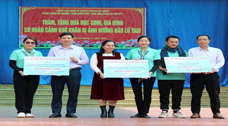 Đoàn văn nghệ sĩ TPHCM tặng quà hỗ trợ người dân làng Nủ, tỉnh Lào Cai