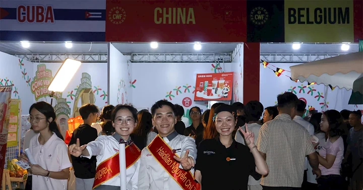 Đông đảo du khách trải nghiệm Lễ hội Văn hóa thế giới tại Hà Nội lần thứ 2