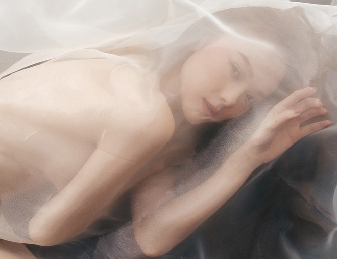 Đằng sau hình ảnh nude mừng sinh nhật của Minh Hằng