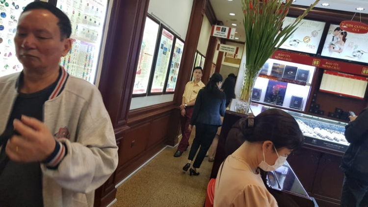 Giá vàng lao dốc, nhà đầu tư lại đối mặt với bộ ba rủi ro