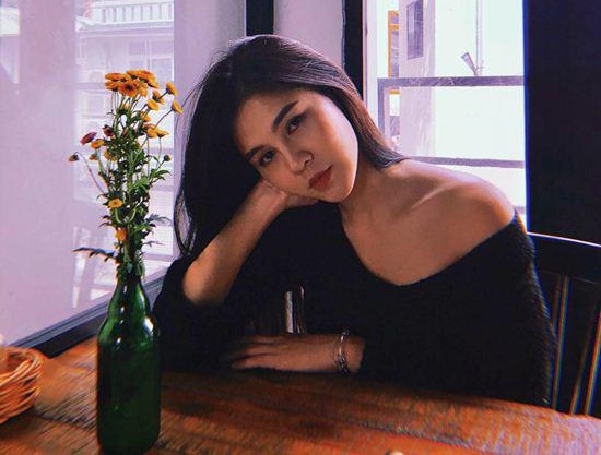 Gu thời trang phóng khoáng của MC xinh đẹp "đeo bám" HLV Park Hang-Seo