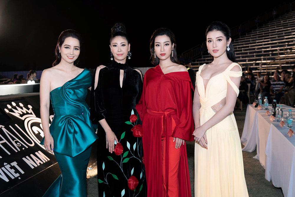 Hiếm lắm mới có hiện tượng "3 cô chụm lại thành đèn giao thông" như thế này!